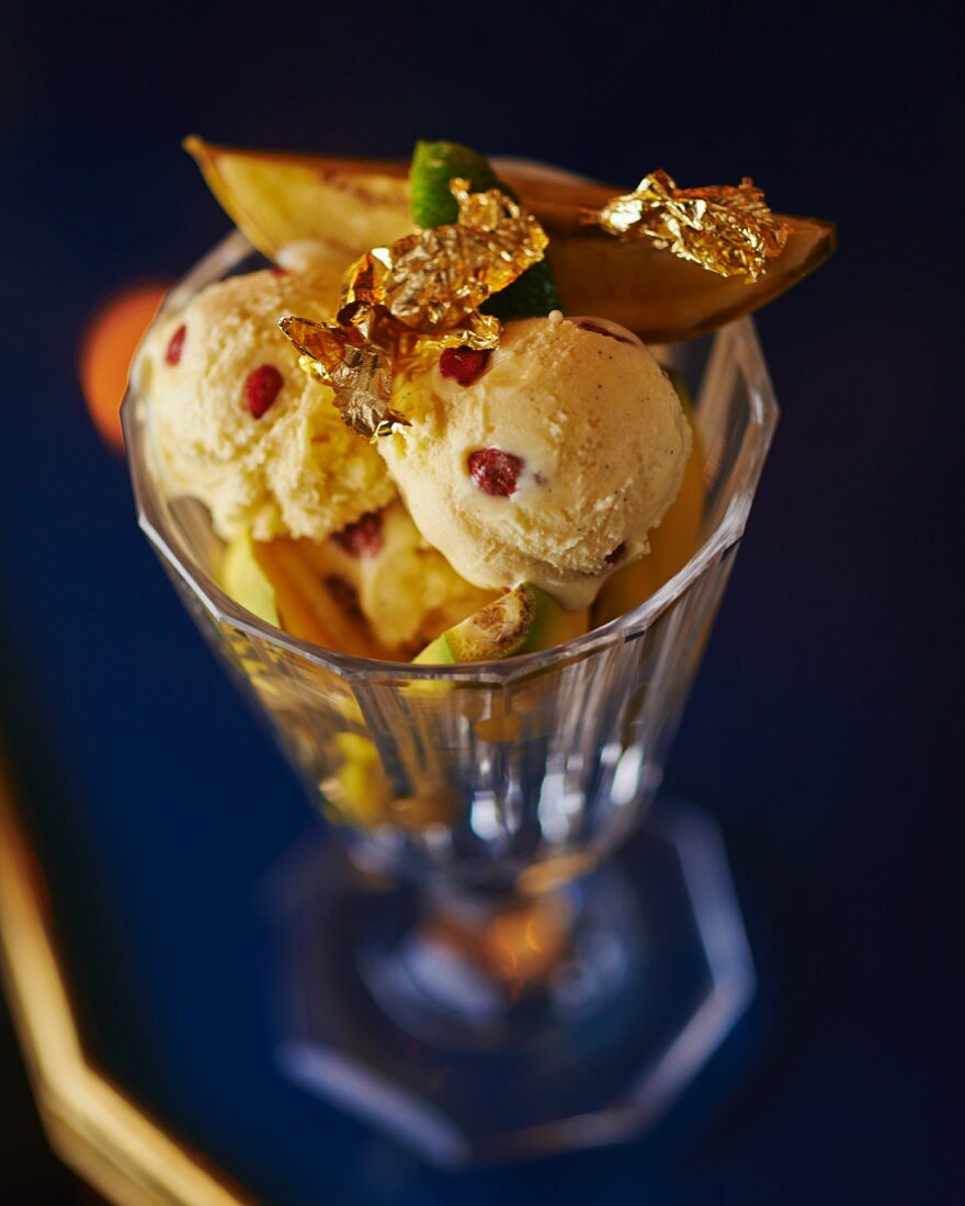 Eisbecher mit Früchten und Blattgold