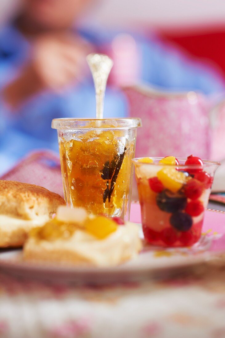 Scones mit Zedratzitronenmarmelade und Obstsalat zur Teatime