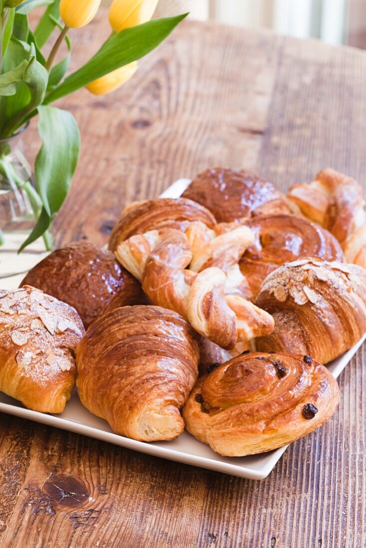 Verschiedenes Blätterteiggebäck mit Croissant