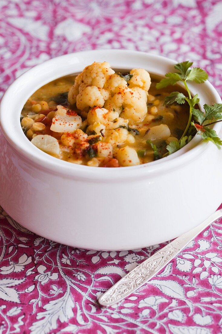 Gemüse-Curry-Suppe mit Blumenkohl