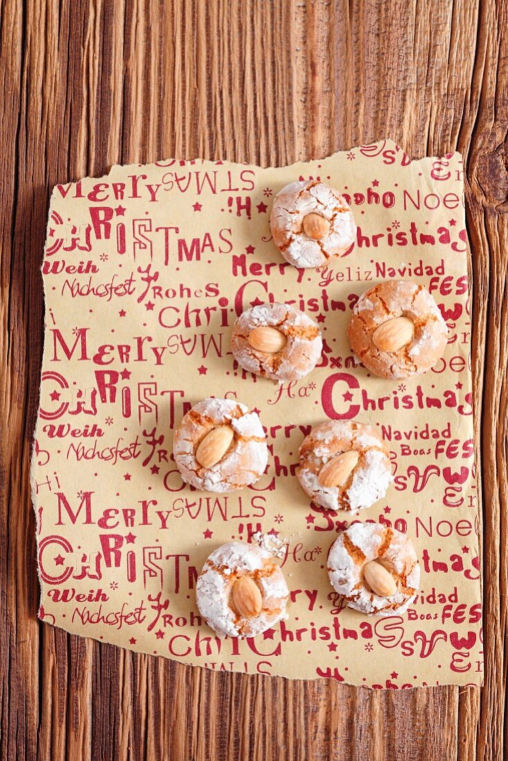 Selbstgemachte Amaretti (Mandelplätzchen, Italien) zu Weihnachten