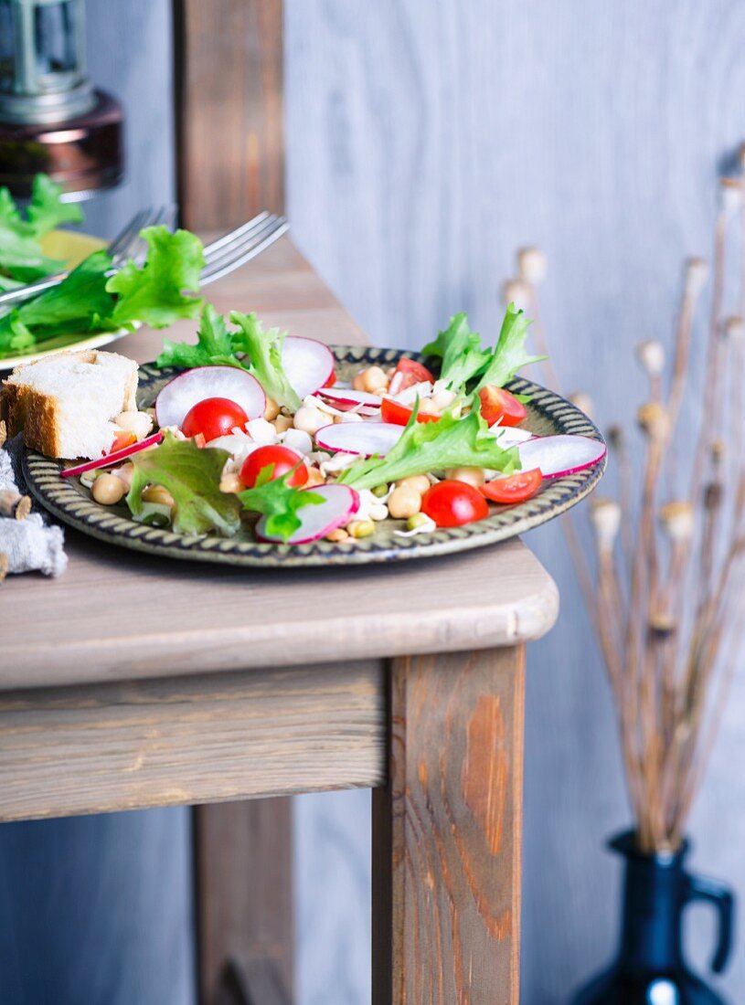 Salat mit Kichererbsen, Kirschtomaten, Radieschen und Sprossen