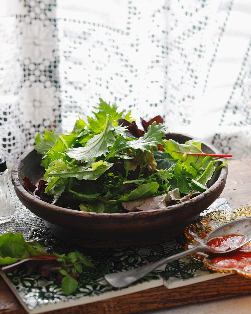 Grüner Salat mit Gazpacho-Dressing