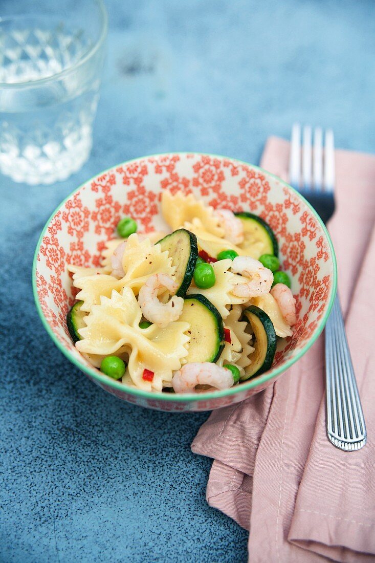 Farfalle mit Zucchini, Erbsen und Chili