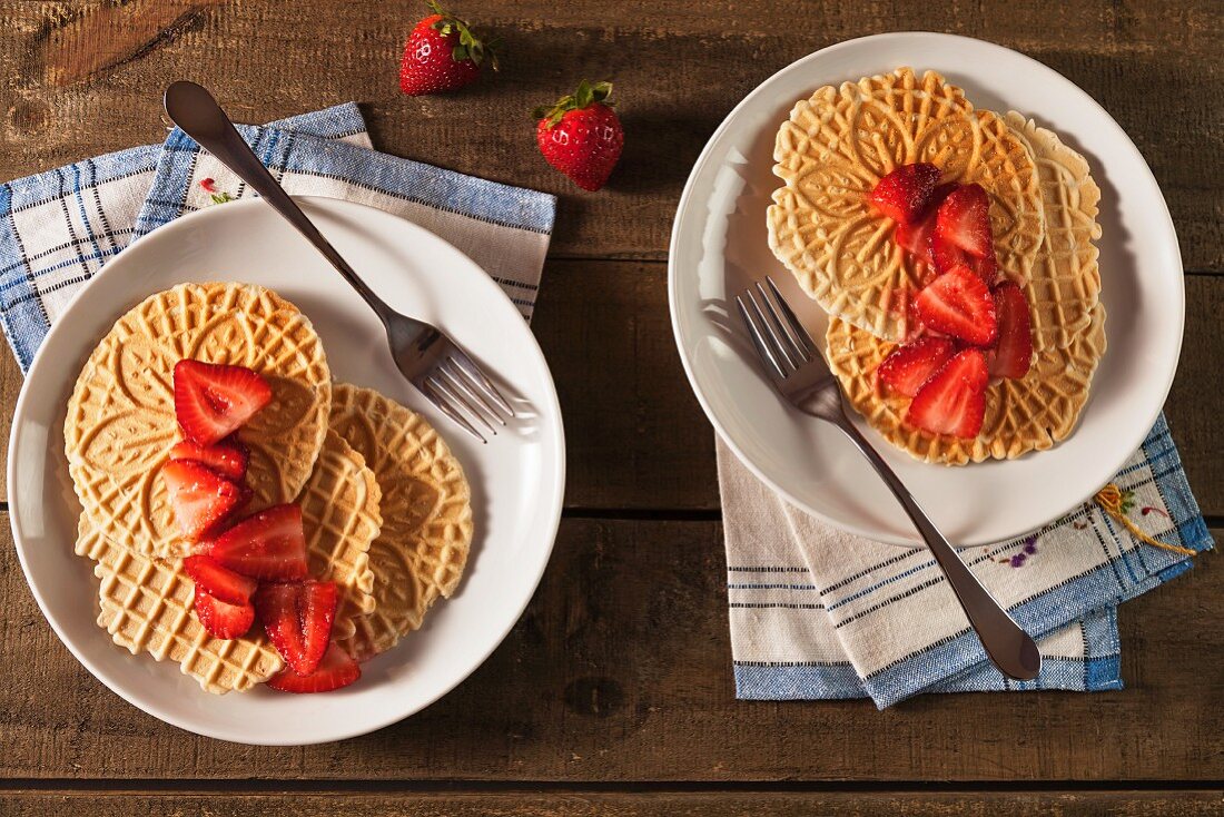 Pizzelles (Kleine Waffeln, Italien) mit Erdbeeren