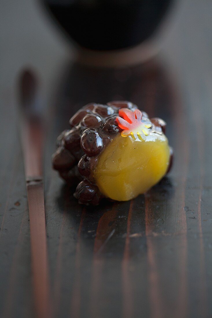 A wagashi grape made from kidney beans and chestnut paste