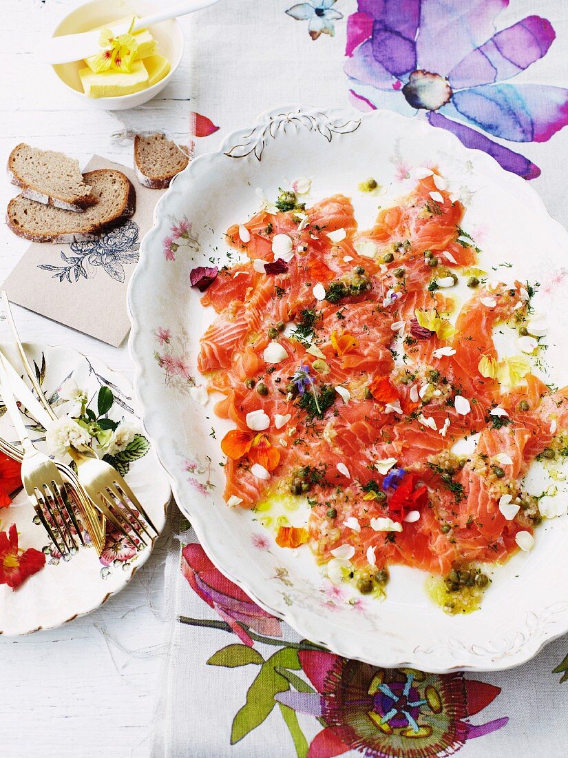 Lachscarpaccio mit Kapern, Butter und Brot