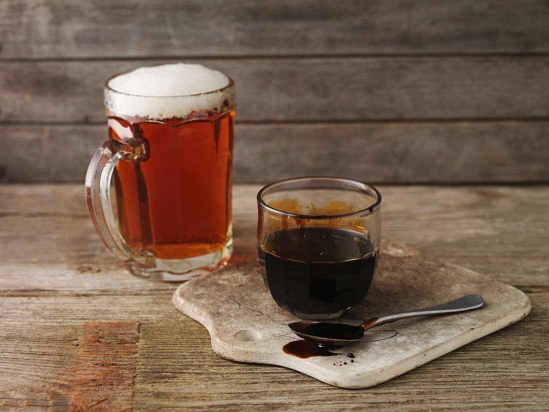Glas Ale & Glas Sirup als Zutaten für glasierten Schinken