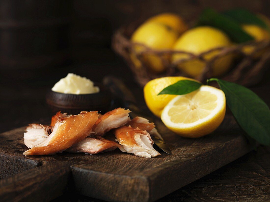 Pieces of mackerel with lemons and butter