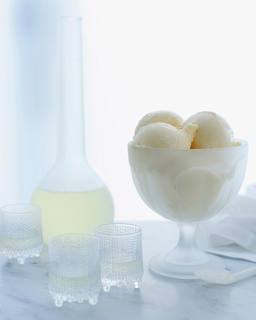Lemon Curd Eis in Eisschale mit Limoncello
