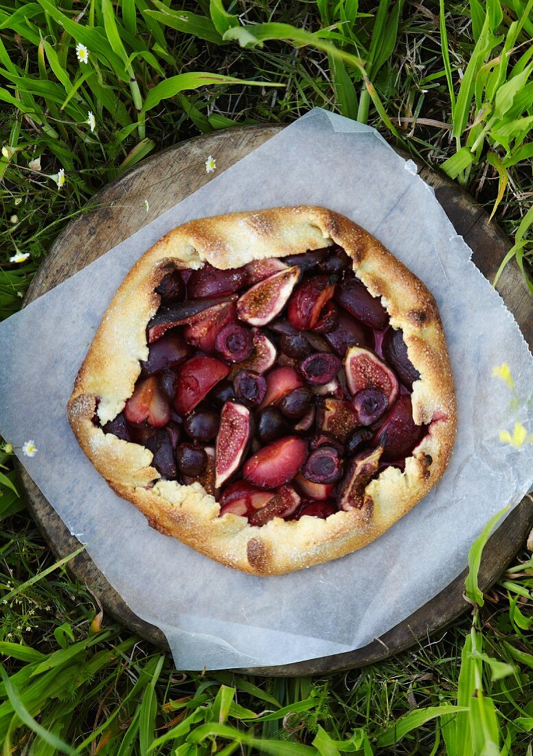 Galette mit Kirschen, Feigen und Pflaumen