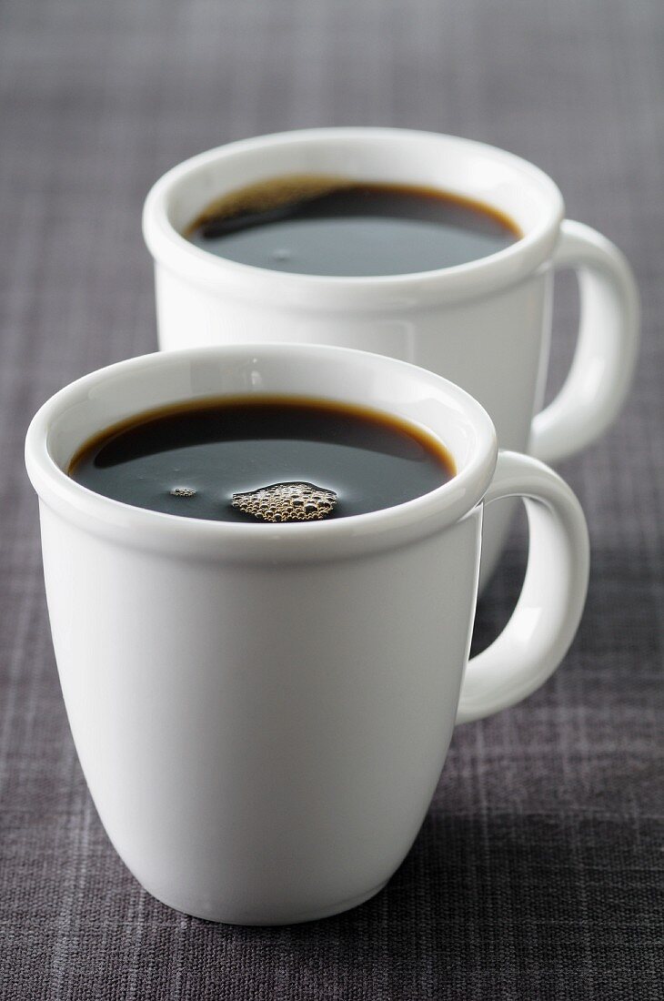 Zwei Tassen schwarzer Kaffee