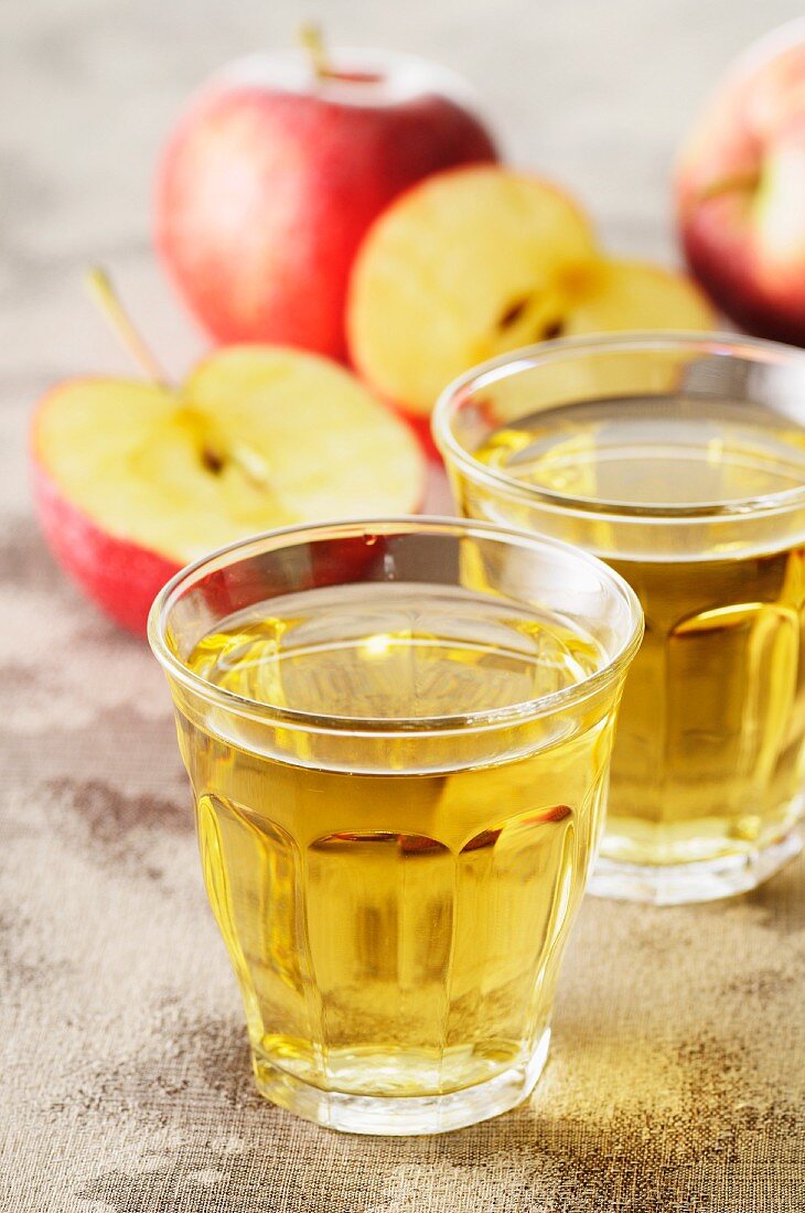 Apple juice and fresh apples