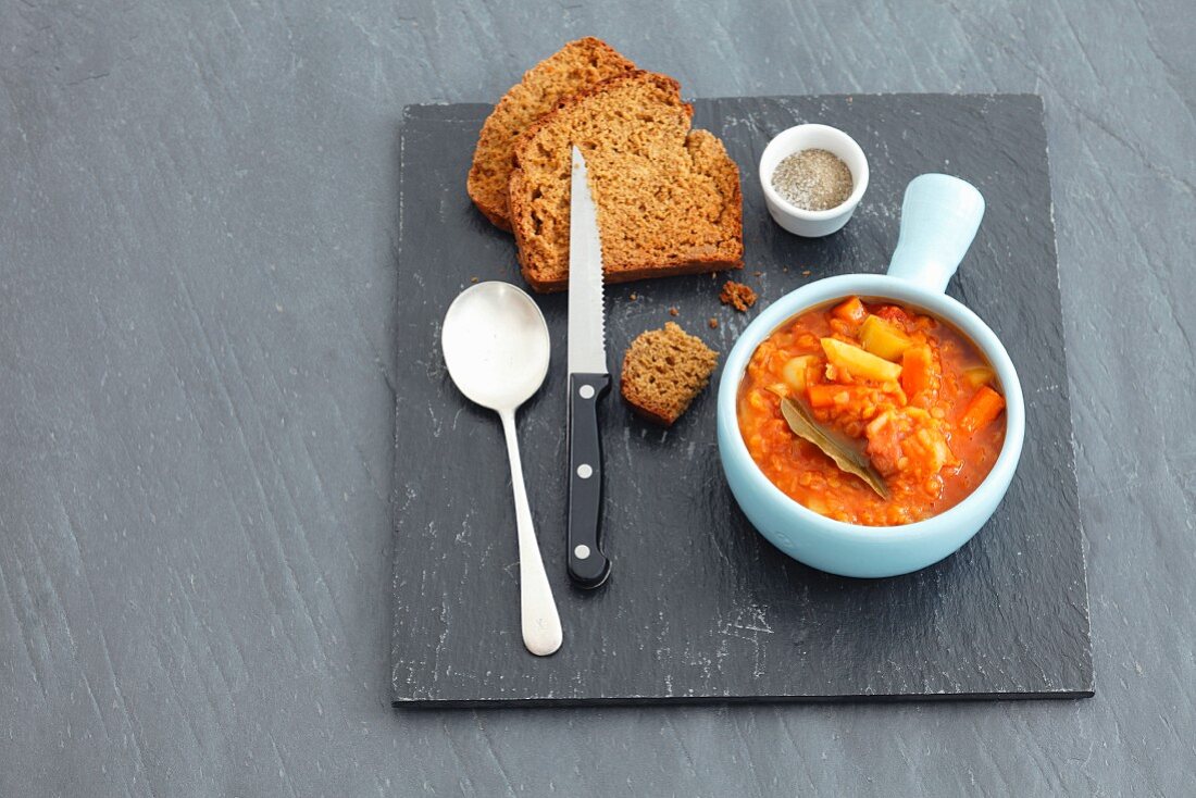 Gemüseeintopf mit Linsen & Tomaten in Tasse mit Sodabrot