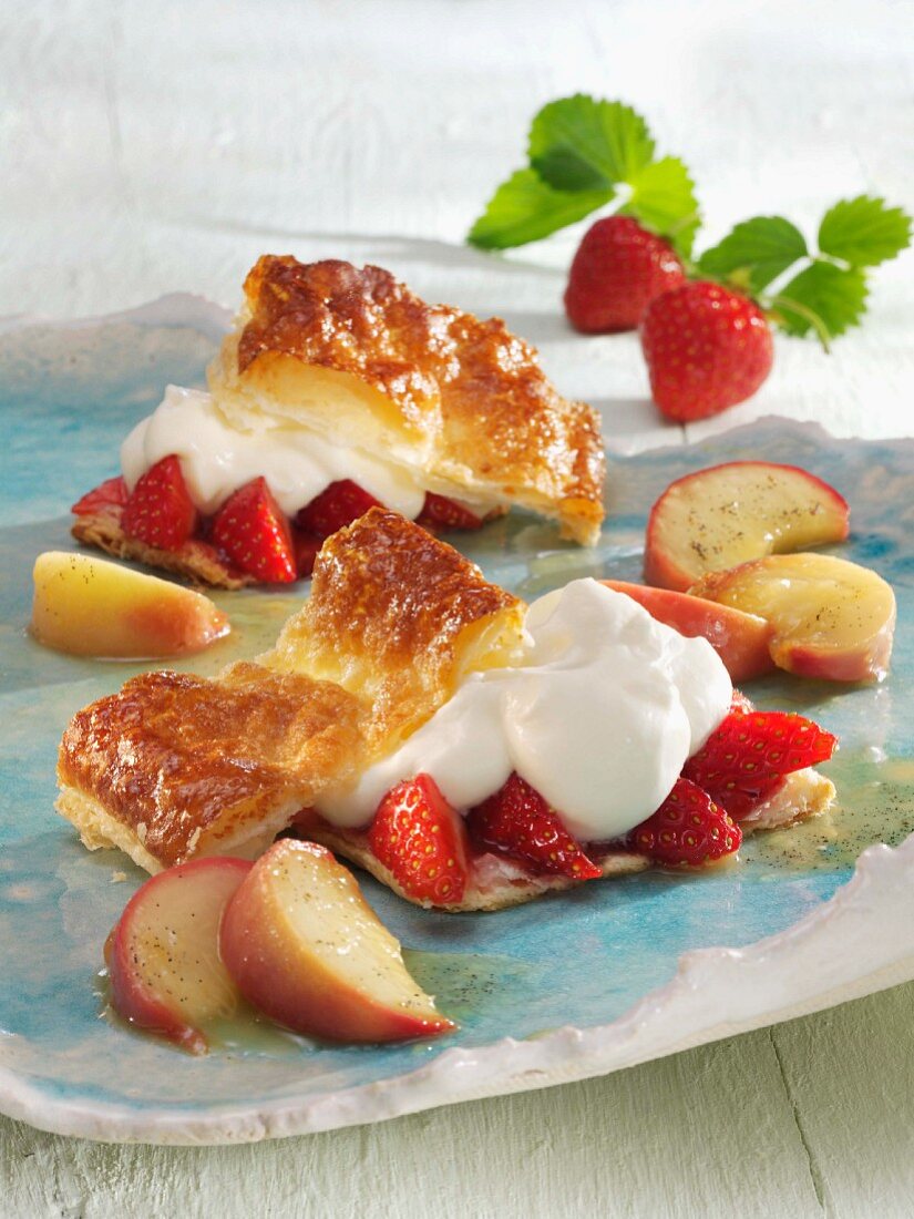 Crispy pastry with strawberries, peaches and cream