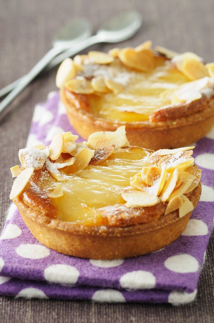 Pear tartlet with flaked almonds