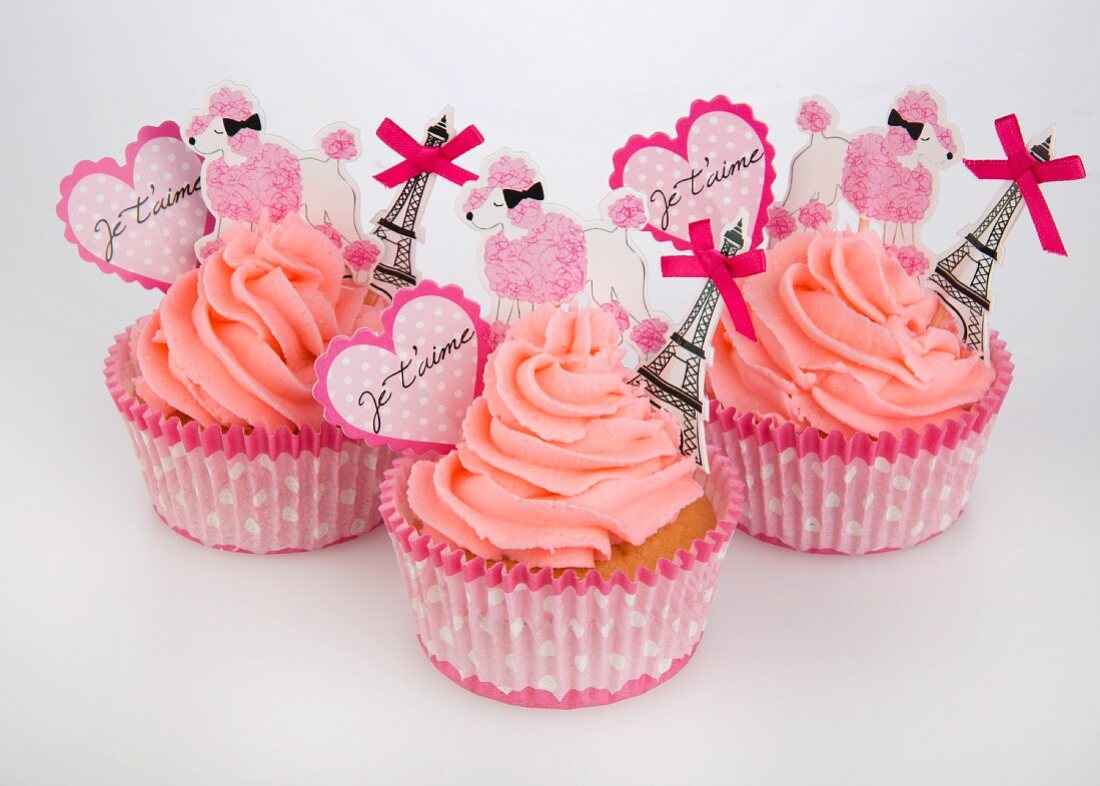 Rosa Cupcakes mit romantischer Deko zum Valentinstag