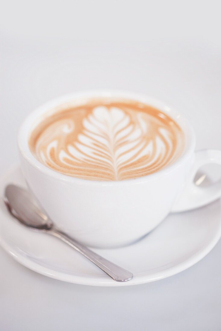 Cappuccino mit dekorativem Milchschaum