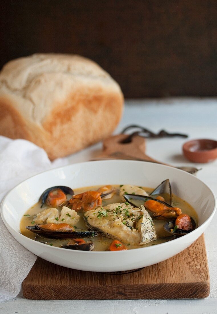 Bouillabaisse with mussels and white bread