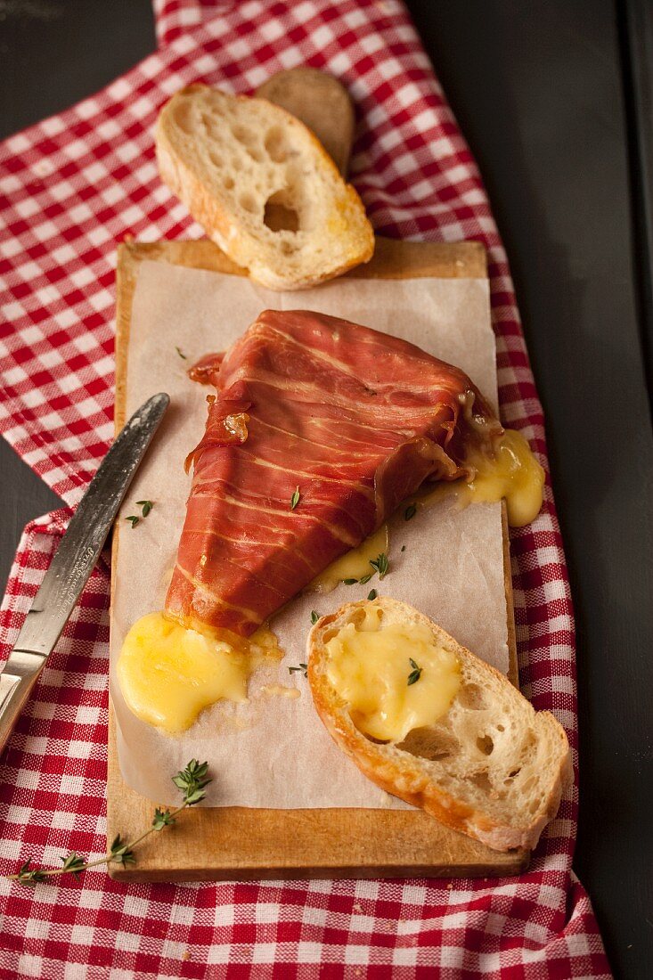 Gebackener Brie im Prosciuttomantel mit Baguette