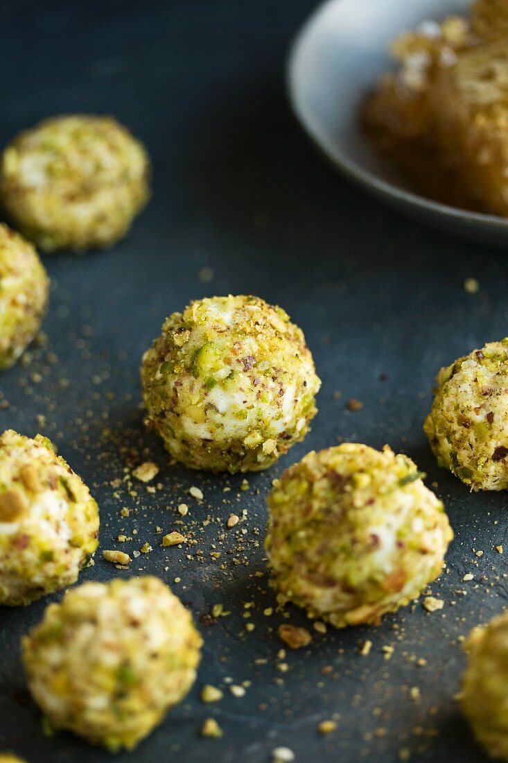 Balls of goat's cheese with pistachios and honey