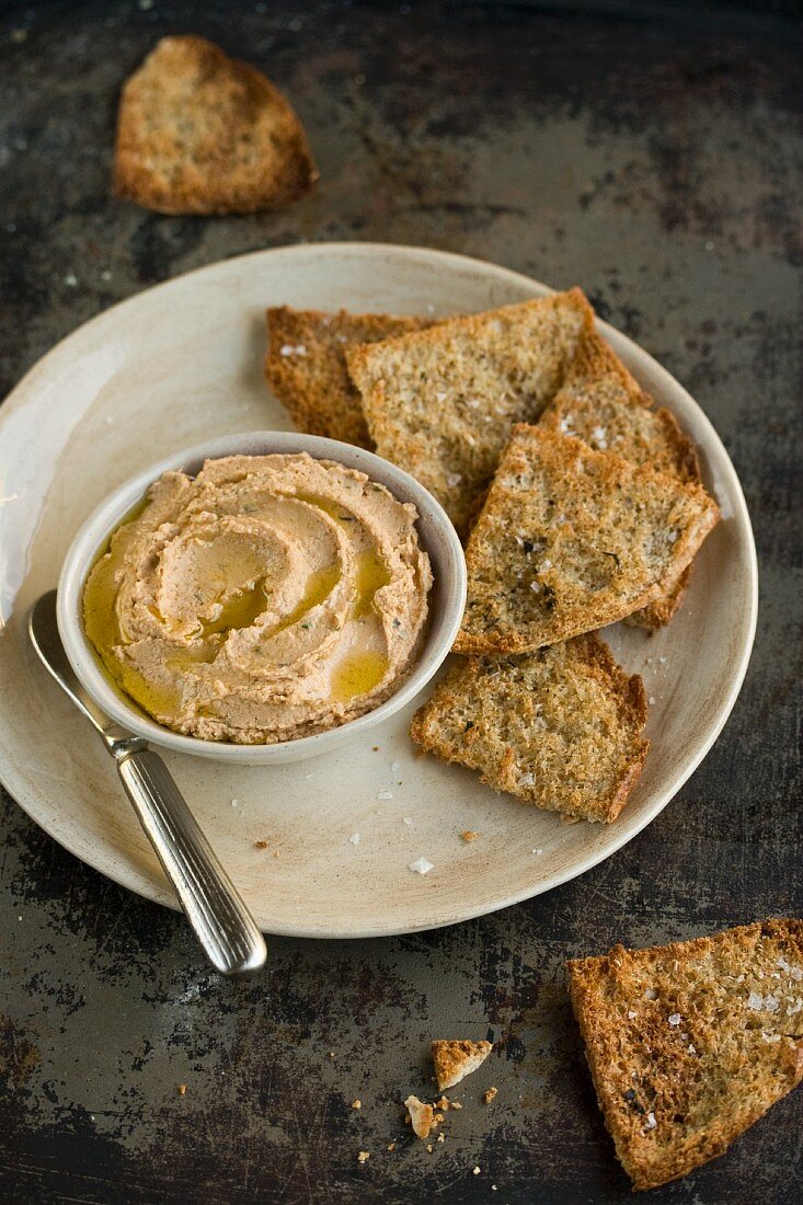 Houmous with toasted pita chips