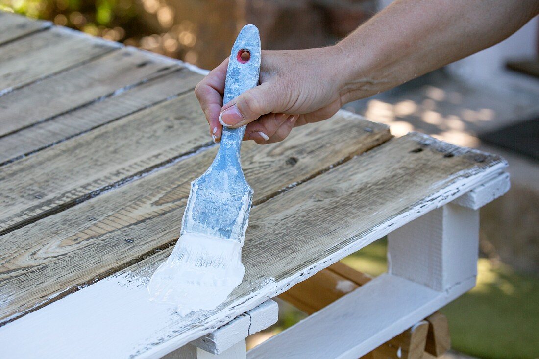 Making a coffee table from euro pallets - painting a pallet white