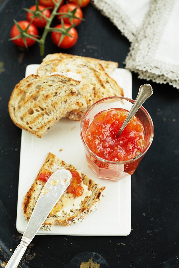 Tomatenmarmelade und Grillbrot mit Butter