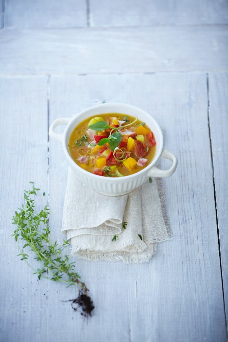 Kürbissuppe mit Thymian, Basilikum und Schinken