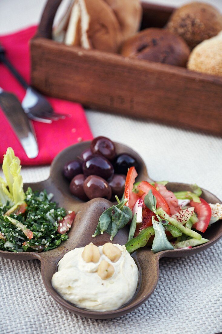 Vorspeisenplatte mit Hummus, Oliven und Salat (Arabien)