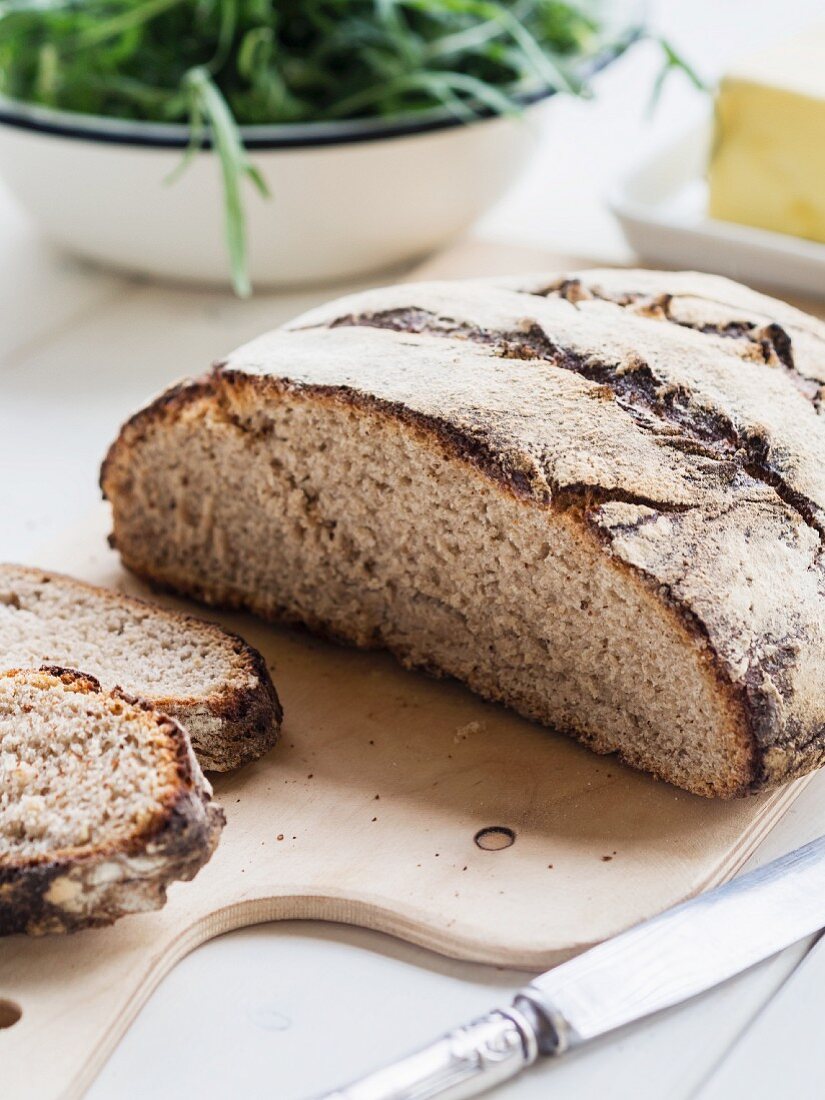 Vollkornmischbrot, angeschnitten, auf Schneidebrett