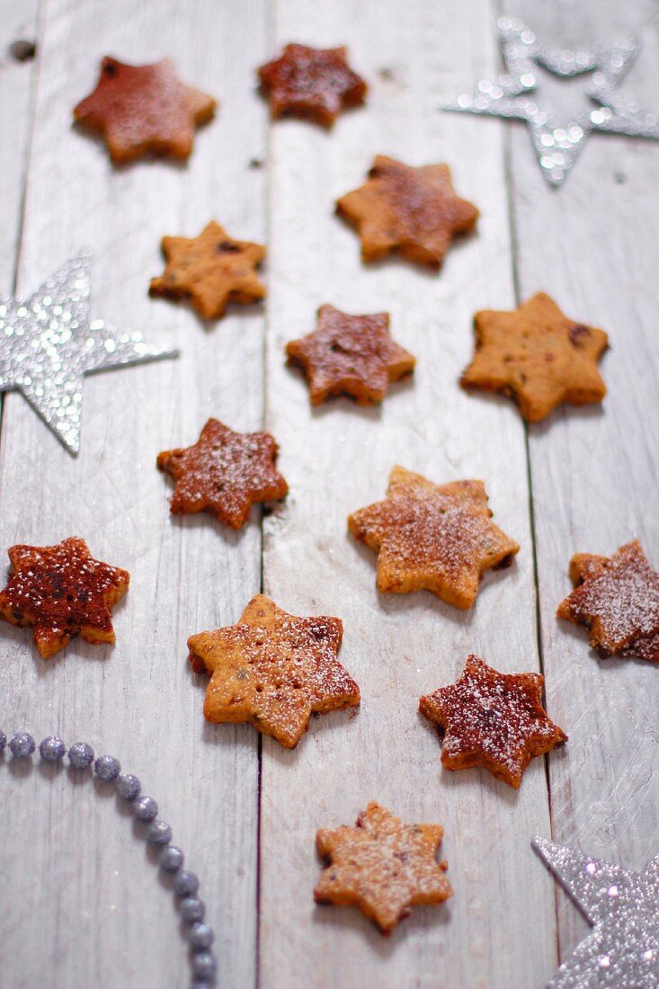 Sternplätzchen mit Zimt und Puderzucker zu Weihnachten