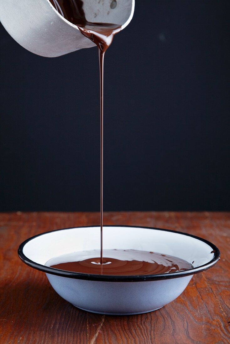 Flüssige Schokolade in eine Schüssel gießen