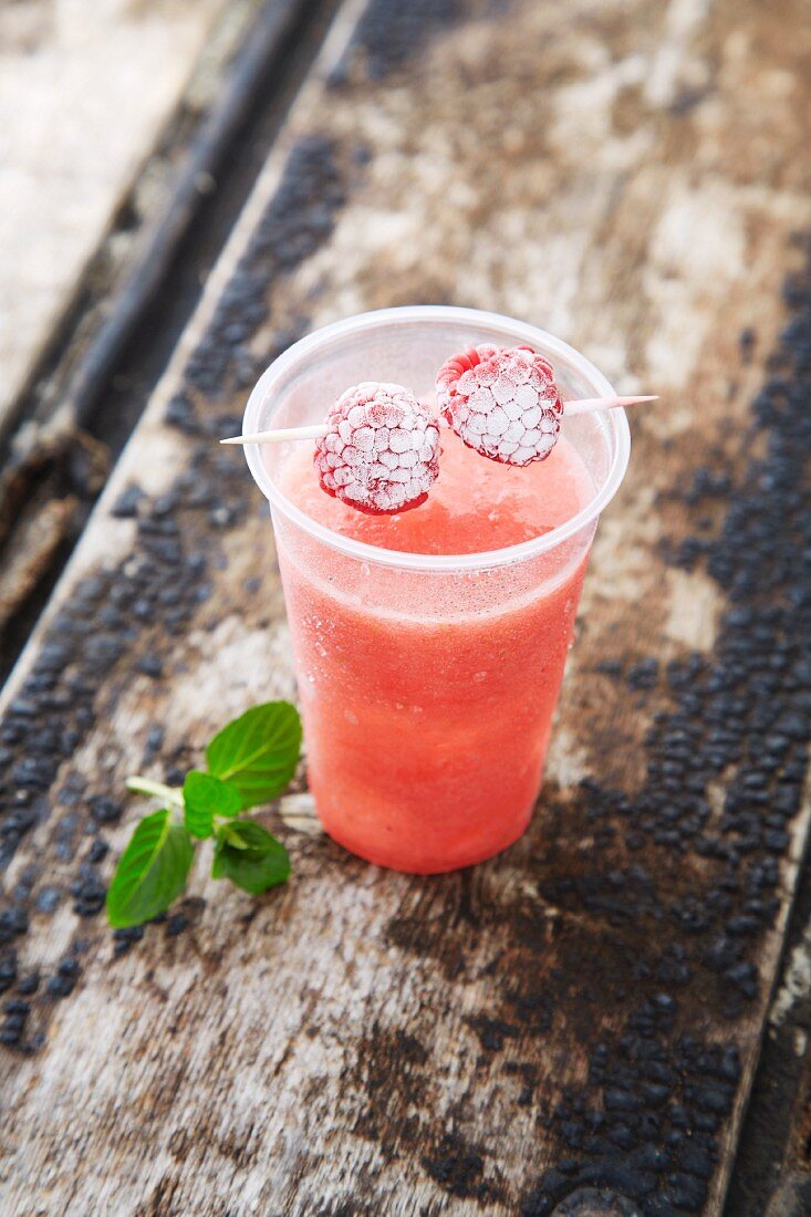 Melon smoothie with frozen raspberries