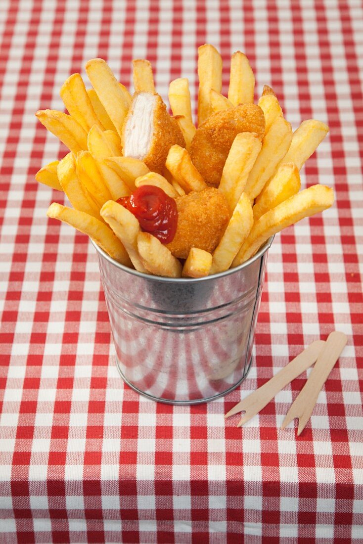 Chips with nuggets and ketchup