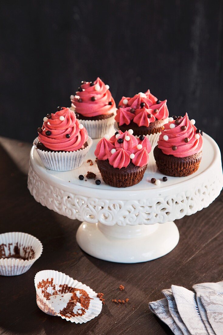 Kirsch-Cupcakes mit Schokokugeln