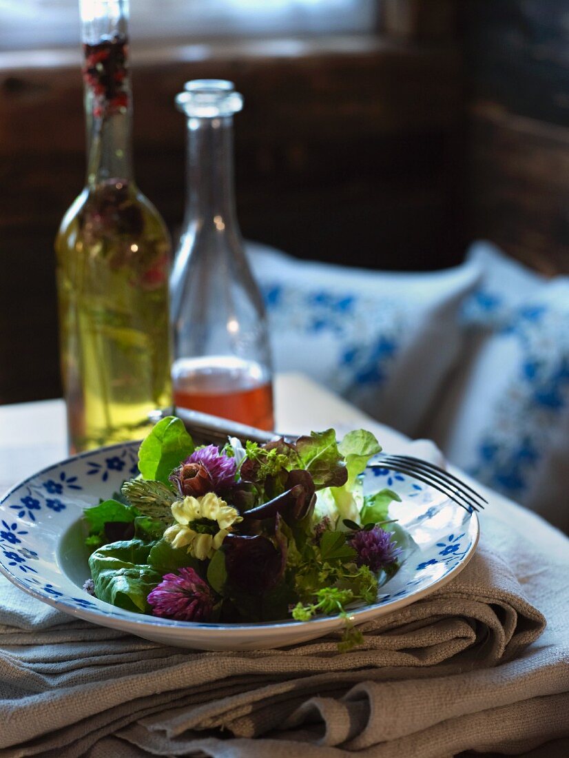 Salat mit Blüten und Wildkräutern