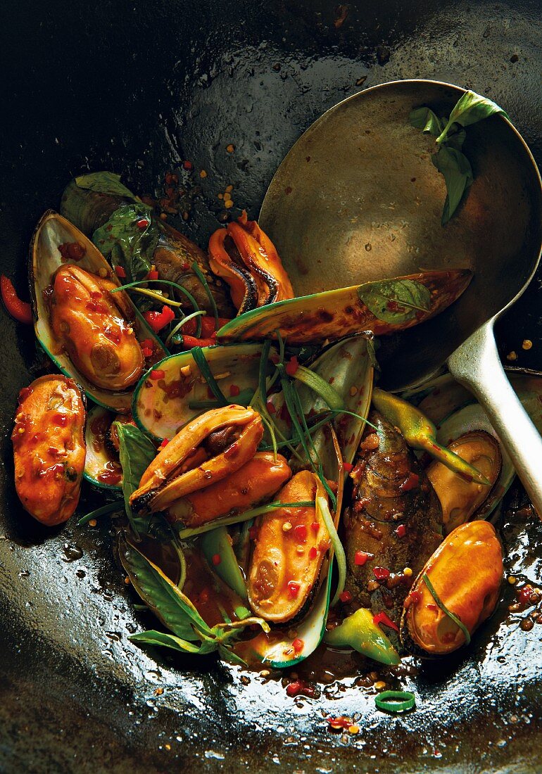 Fried mussels with chillies and spring onions (Asia)