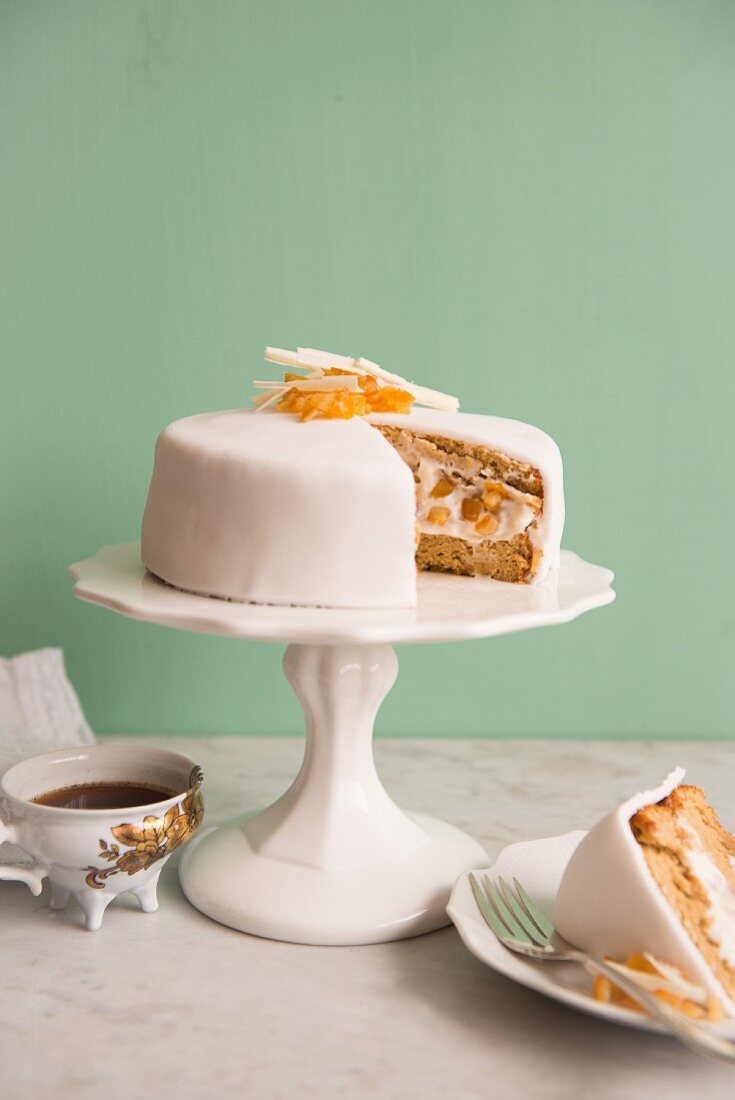 Cassata auf Tortenständer, angeschnitten