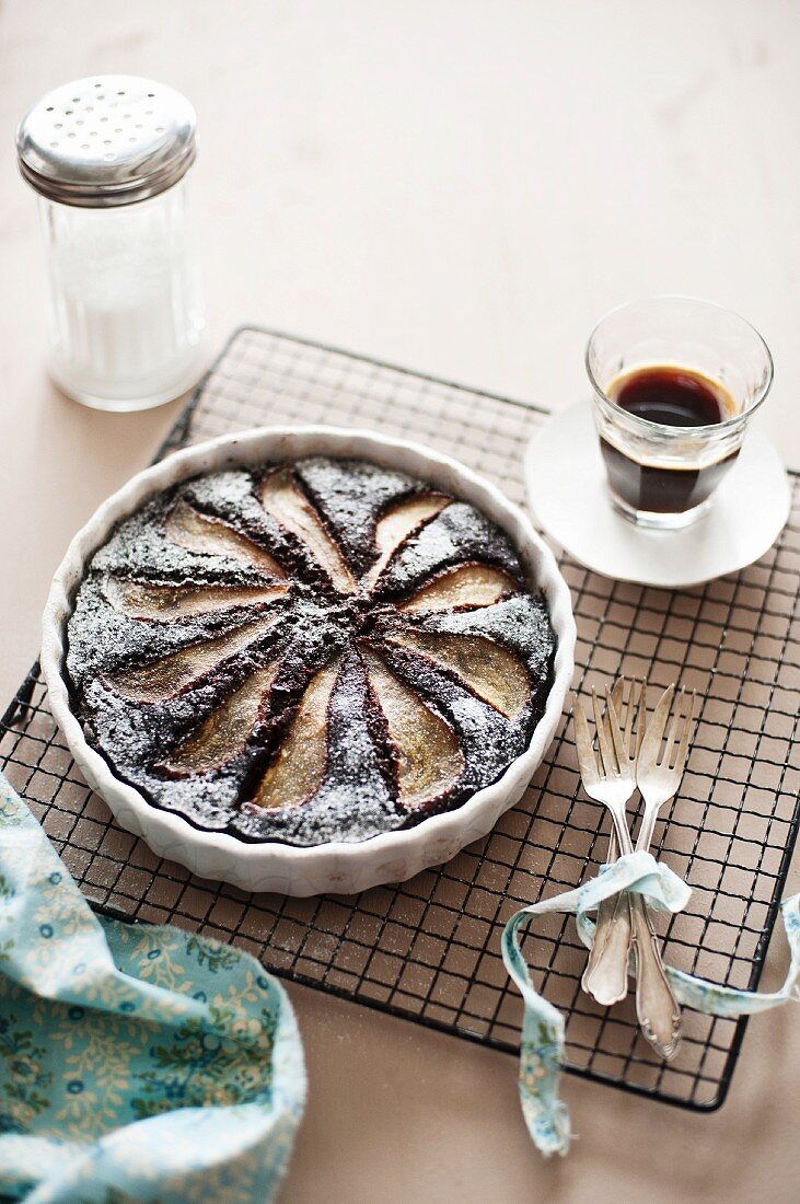 Schokoladen-Birnen-Tarte und Kaffee