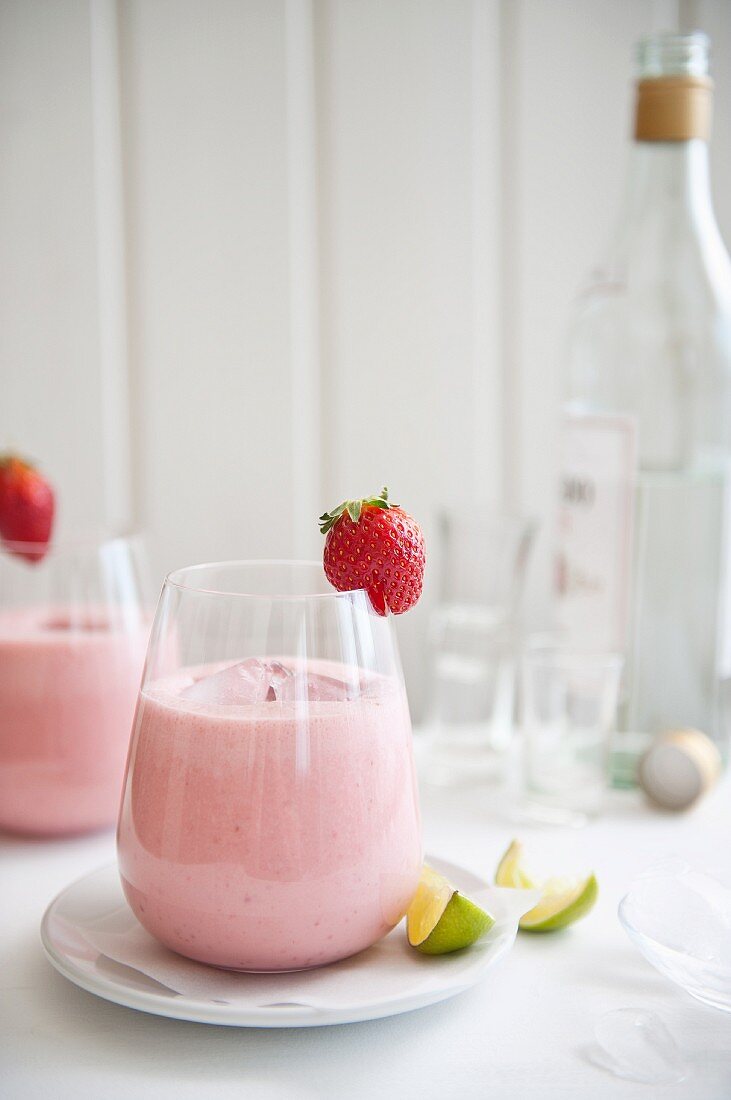 Strawberry drinks with lime wedges