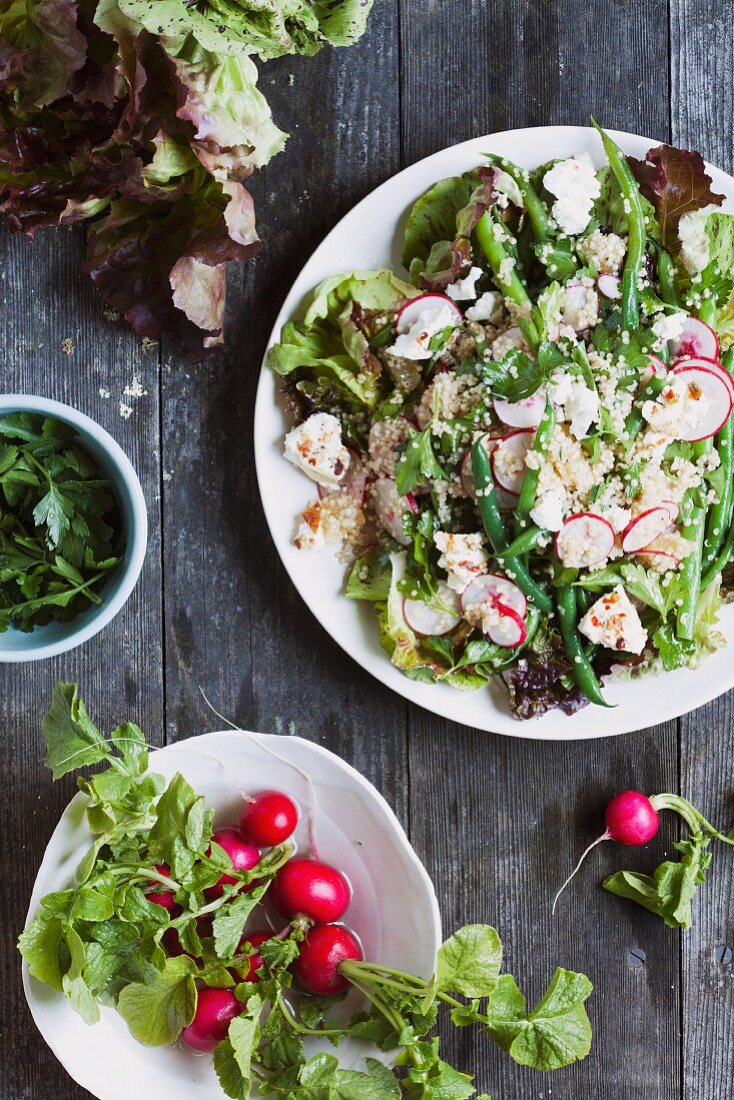 Gemischter Salat mit Couscous, Radieschen, Petersilie und Feta