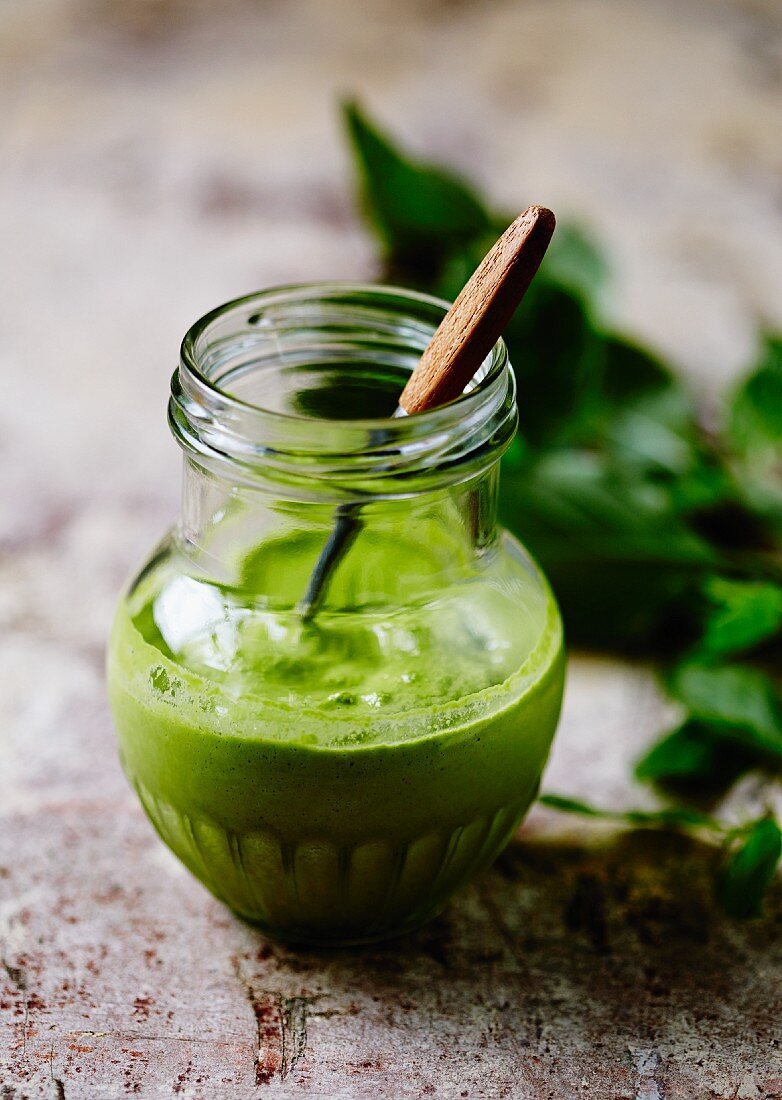 Kräuterdressing im Glas