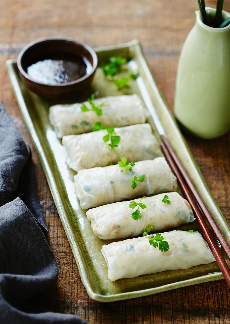 Steamed rice paper rolls filled with chicken