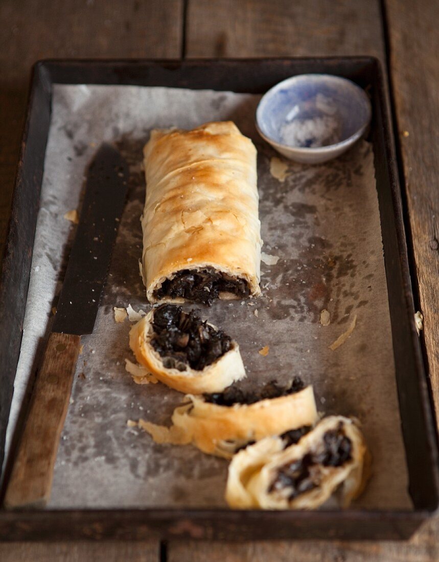 Pilzstrudel auf dem Backblech