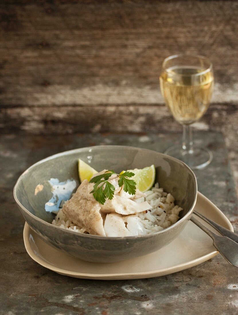 Pochiertes Fischfilet auf Reis, Weissweinglas