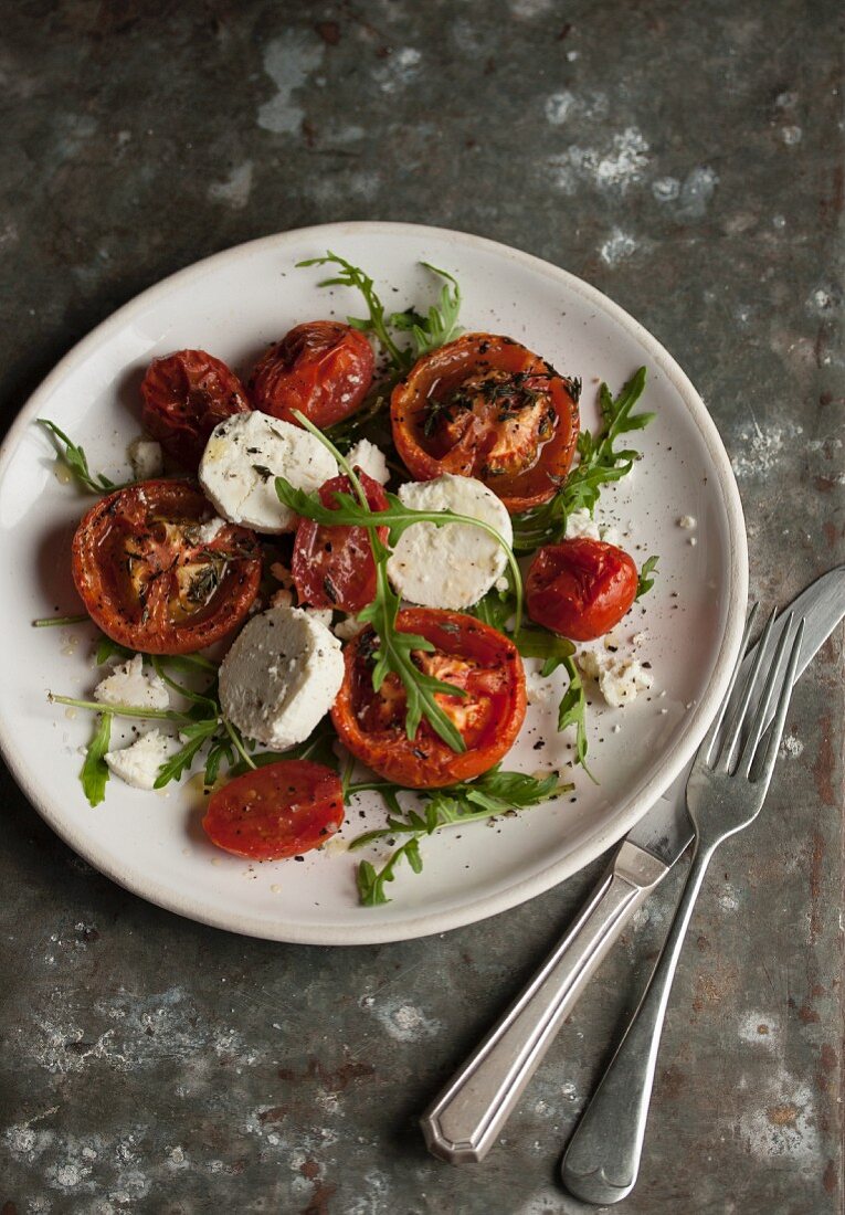 Salad with oven-roasted tomatoes, rocket and goat's cheese