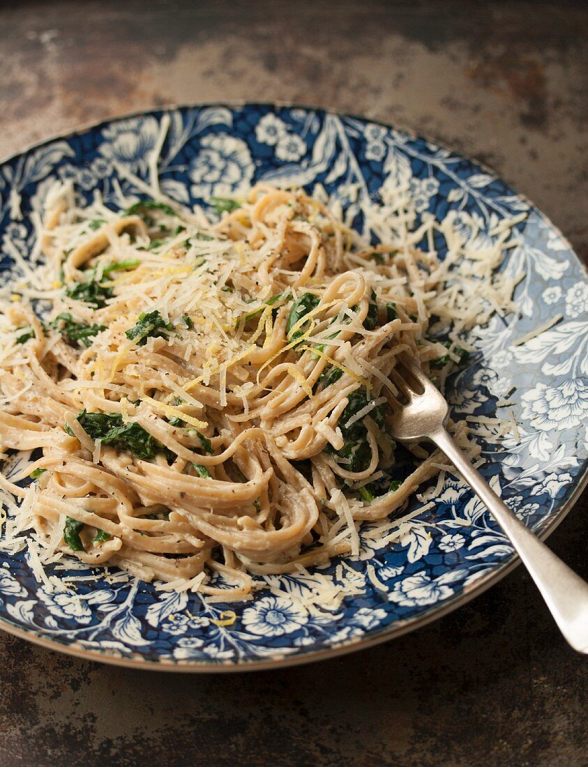 Linguine mit Spinat, Zitrone und geriebenem Käse