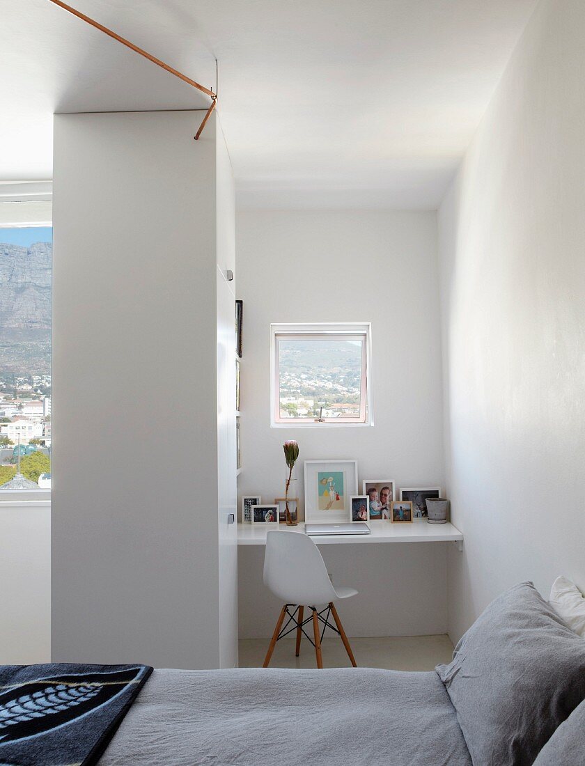 Helle Arbeitsecke in Schlafzimmer mit herrlichem Ausblick über die Stadt und auf die Berge