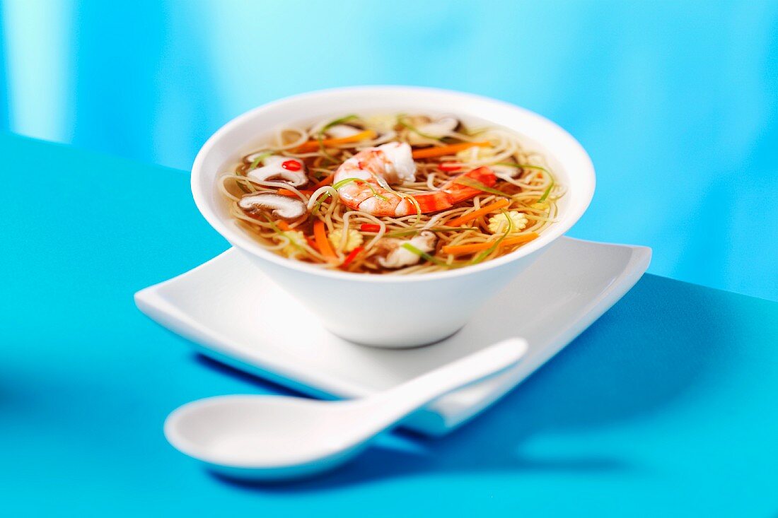 Noodle soup with prawns (China)